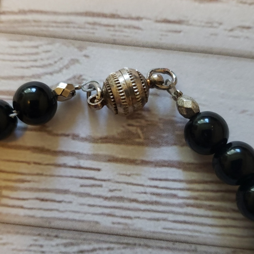 Black and Clear Beaded Magnetic Clasp Necklace - Picture 4 of 6